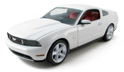 2010 Ford Mustang GT - Performance White (Greenlight) 1/18