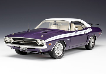 1971 Dodge Challenger R/T - Plum Crazy (Highway 61) 1/18