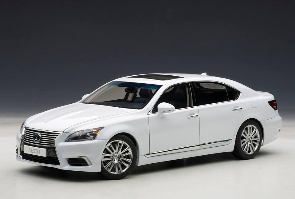 2013 LEXUS LS600hL - White Pearl (AUTOart) 1/18 Signature Diecast Model 78843