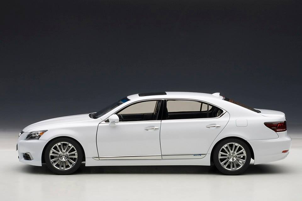 2013 LEXUS LS600hL - White Pearl (AUTOart) 1/18 Signature Diecast Model 78843